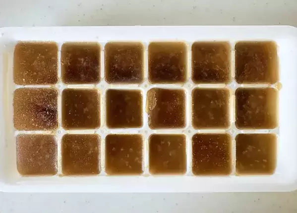 製氷皿に『茶色い液体』をそそいで… 完成したものに「何これ便利すぎ」「常備します」