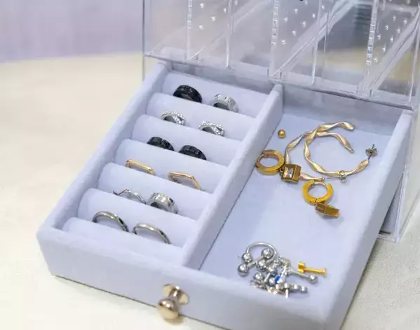 100均のケースを『アクセ収納』に！　一目で場所がわかる便利な活用法【収納テク4選】