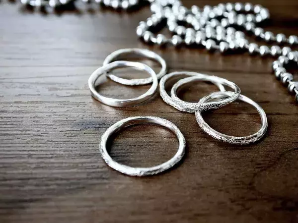100均のケースを『アクセ収納』に！　一目で場所がわかる便利な活用法【収納テク4選】