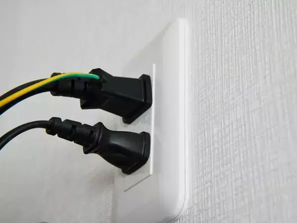100均の『ワイヤーネット』を壁に設置　邪魔な充電コードがスッキリ片づく収納テク【スペース活用術4選】