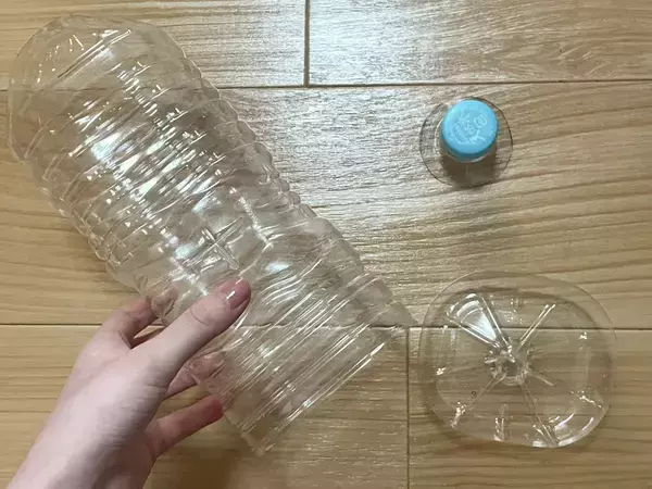 ビニール袋が散らかる！　ペットボトルを使った裏ワザで「入れるだけで簡単」「人が来ても恥ずかしくない」