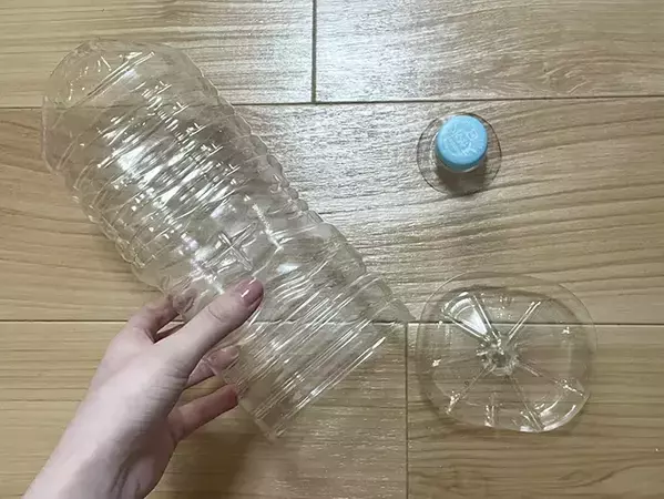 ビニール袋が散らかる！　ペットボトルを使った裏ワザで「入れるだけで簡単」「人が来ても恥ずかしくない」