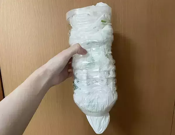 ビニール袋が散らかる！　ペットボトルを使った裏ワザで「入れるだけで簡単」「人が来ても恥ずかしくない」