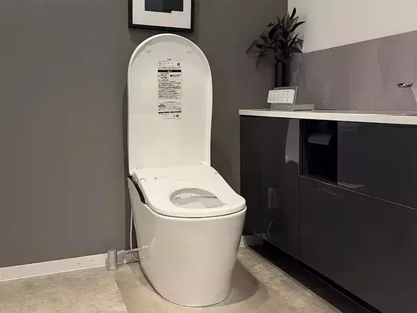 トイレのふた、流す時は閉じる？ 開けたまま？　TOTOに聞いた『おすすめの使い方』は…
