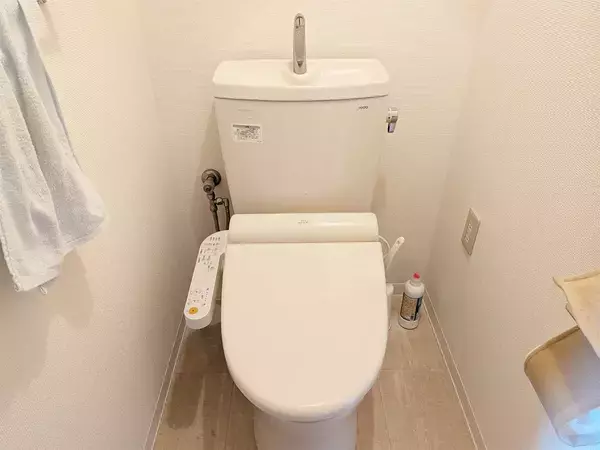 トイレのふた、流す時は閉じる？ 開けたまま？　TOTOに聞いた『おすすめの使い方』は…