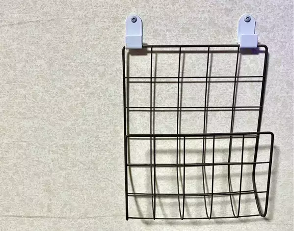 100均の『食器ラック』を壁面に設置　まな板が浮く収納ワザが大正解！【活用法4選】