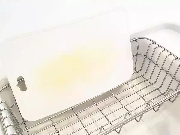 100均の『食器ラック』を壁面に設置　まな板が浮く収納ワザが大正解！【活用法4選】