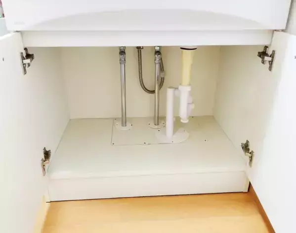 専用ラックは買わなくてよし！　ダイソーアイテムで洗面台下の収納が完成【100均グッズ活用4選】