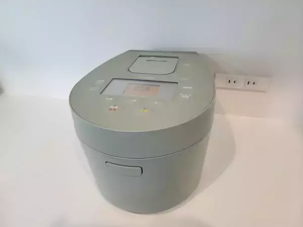 100均のブックエンドを『炊飯器の下』に？　画期的な空間の誕生で「これは賢い！」【収納術4選】