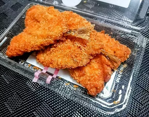 惣菜パックの『蓋』に輪ゴムをかけて…　パタンと閉まらないお皿の代用品が完成！【家事テク4選】