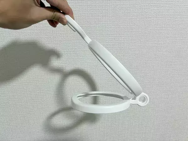 100均『ハンガー』が便利なゴミ箱に！　10秒で試せる車内活用法に「感動」