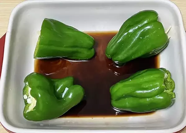 ピーマンに詰めたのは肉、ではなく…　ご飯が進む一品に「間違いないおいしさ」