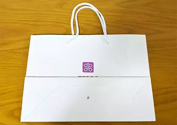 余ってる紙袋の両サイドに穴を開けると…　5分で作れる『取っ手つきボックス』が収納で活躍