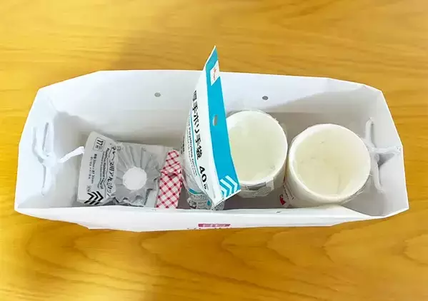 余ってる紙袋の両サイドに穴を開けると…　5分で作れる『取っ手つきボックス』が収納で活躍