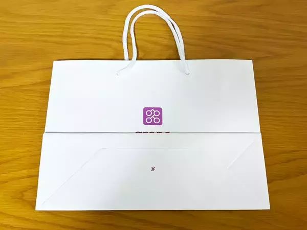 余ってる紙袋の両サイドに穴を開けると…　5分で作れる『取っ手つきボックス』が収納で活躍