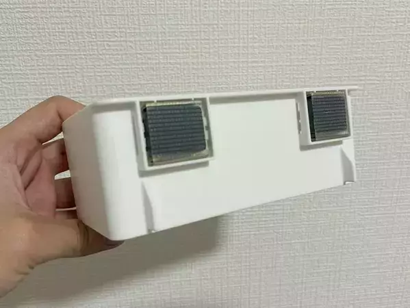 玄関に『100均のラック』を貼ったら？　日常の悩みを解決する活用法が、快適！