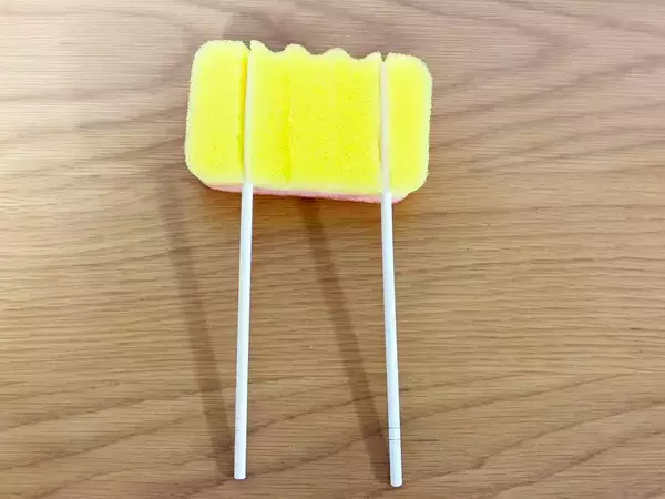 切り込みを入れたスポンジに『割り箸』を挟めばOK　食器洗いがラクになる簡単アイディア
