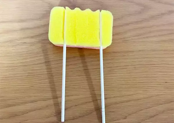 切り込みを入れたスポンジに『割り箸』を挟めばOK　食器洗いがラクになる簡単アイディア