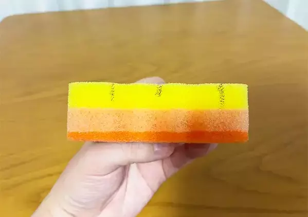 切り込みを入れたスポンジに『割り箸』を挟めばOK　食器洗いがラクになる簡単アイディア