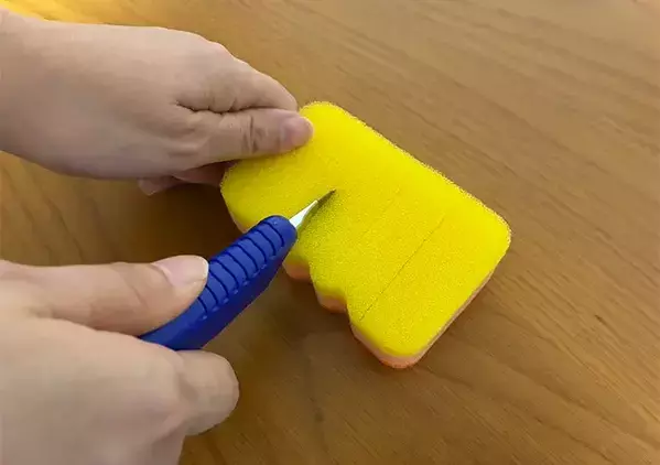 切り込みを入れたスポンジに『割り箸』を挟めばOK　食器洗いがラクになる簡単アイディア