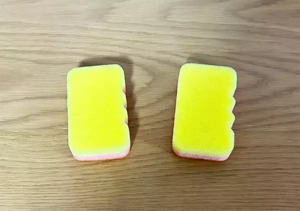 切り込みを入れたスポンジに『割り箸』を挟めばOK　食器洗いがラクになる簡単アイディア