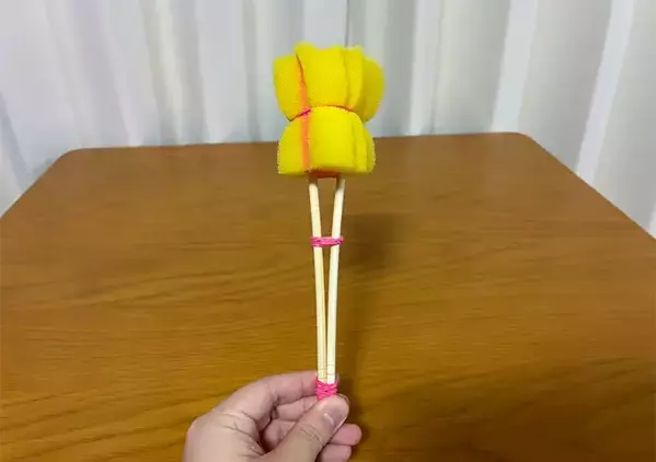 切り込みを入れたスポンジに『割り箸』を挟めばOK　食器洗いがラクになる簡単アイディア