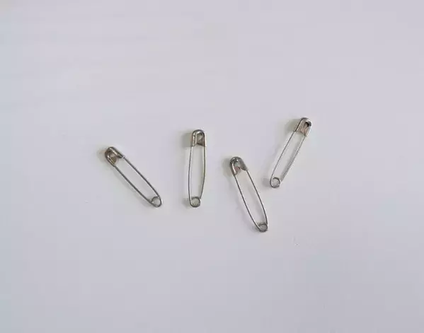 バッグ内にヘアゴムと『安全ピン』を装着　水筒の転がりを防ぐアイディアが便利【活用法4選】