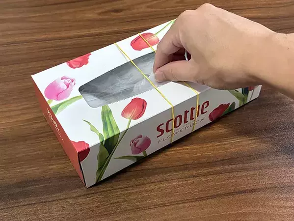 ティッシュの箱に輪ゴム2本を巻くだけ！　キッチン作業がラクになる『10秒ワザ』