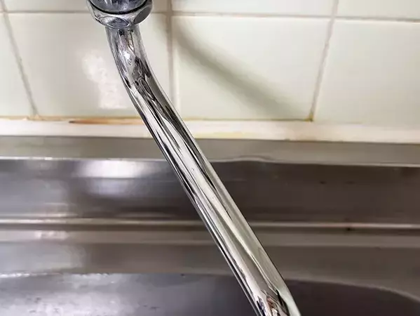 折りたたんだマスクで拭くだけ！　笑っちゃうほど蛇口がピカピカになった【活用法】