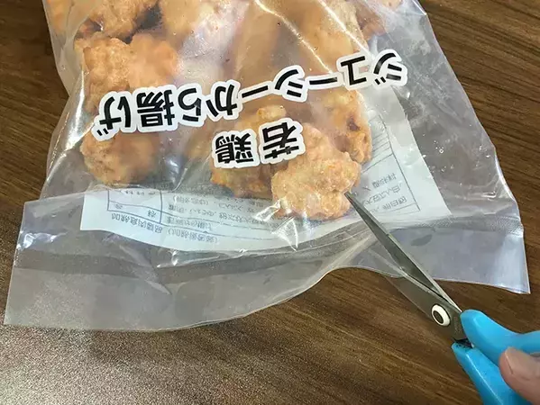 冷凍食品の保存に、輪ゴムは使いません！　2か所切るだけの裏ワザが「便利」