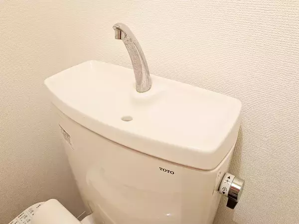 トイレの壁とタンクの隙間、どうやって掃除する？　TOTOが『掃除のコツ』をアドバイス