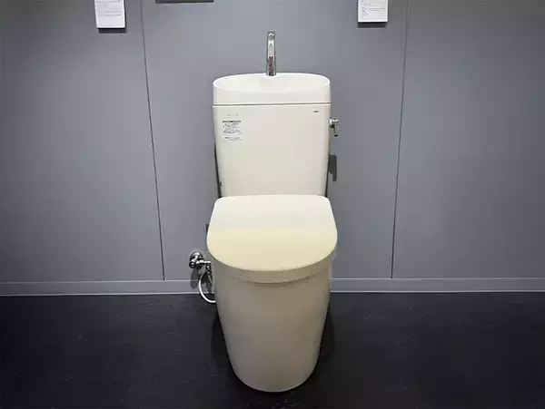 トイレの壁とタンクの隙間、どうやって掃除する？　TOTOが『掃除のコツ』をアドバイス