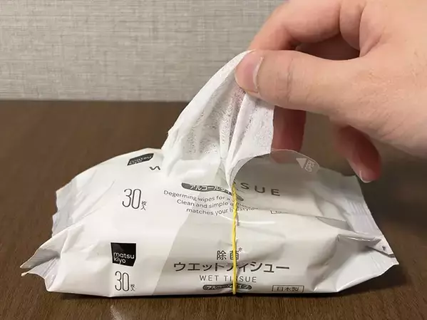 ウェットティッシュに輪ゴム1本を巻くだけ！　『プチストレス』を解消してくれる裏ワザ