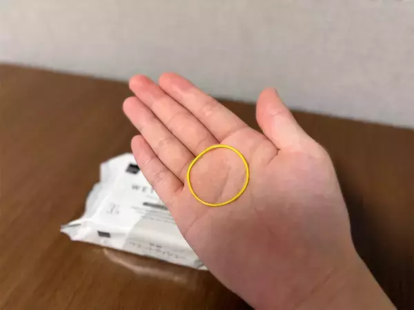 ウェットティッシュに輪ゴム1本を巻くだけ！　『プチストレス』を解消してくれる裏ワザ