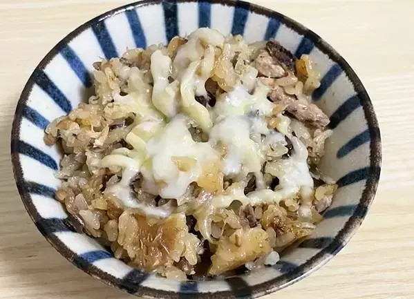 米2合に1瓶ドーンとかけて　炊き込みご飯のレシピに「コリコリ食感がクセになる」「おにぎりにもいい」