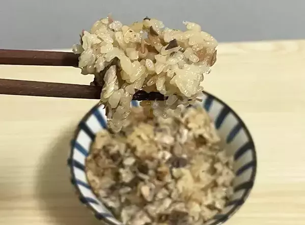 米2合に1瓶ドーンとかけて　炊き込みご飯のレシピに「コリコリ食感がクセになる」「おにぎりにもいい」