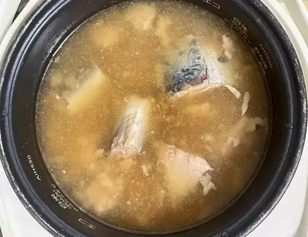 米2合に1瓶ドーンとかけて　炊き込みご飯のレシピに「コリコリ食感がクセになる」「おにぎりにもいい」
