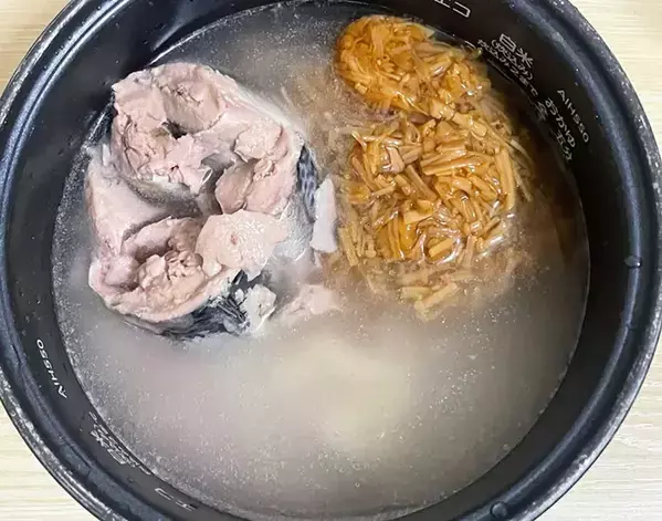 米2合に1瓶ドーンとかけて　炊き込みご飯のレシピに「コリコリ食感がクセになる」「おにぎりにもいい」