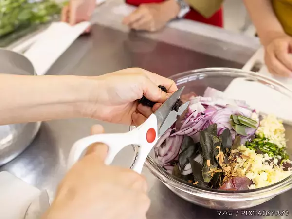 フライパンの中で食材を切らないで！　やりがちな「キッチンバサミのNG行動」を和平フレイズに聞いた
