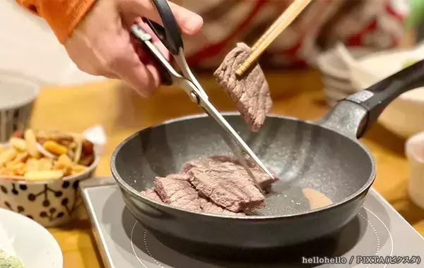 フライパンの中で食材を切らないで！　やりがちな「キッチンバサミのNG行動」を和平フレイズに聞いた