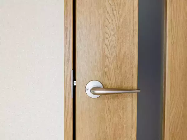 ドア上部のフックに突っ張り棒を渡すだけ　室内干しがラクになる『即席物干し』【活用法4選】