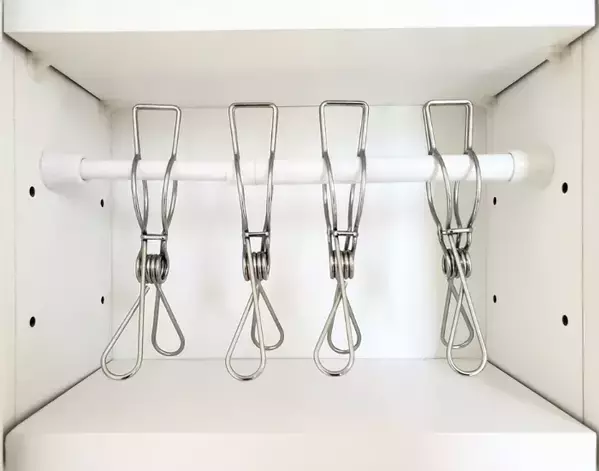 ドア上部のフックに突っ張り棒を渡すだけ　室内干しがラクになる『即席物干し』【活用法4選】