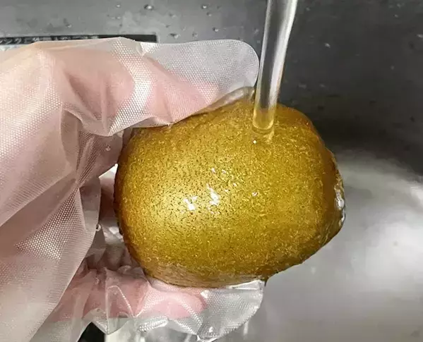 キウイを丸ごと冷凍したら？　皮むきが簡単になる裏ワザがこちら