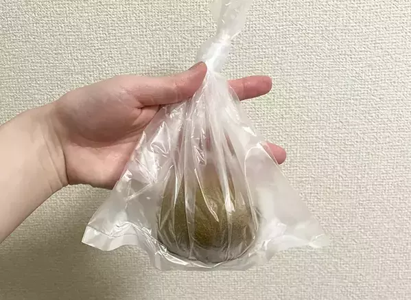 キウイを丸ごと冷凍したら？　皮むきが簡単になる裏ワザがこちら