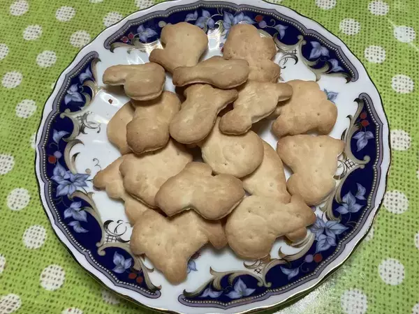 お菓子の袋に『ウェットシートの蓋』をピタッ！　画期的な使いやすくなる裏ワザ【活用法4選】