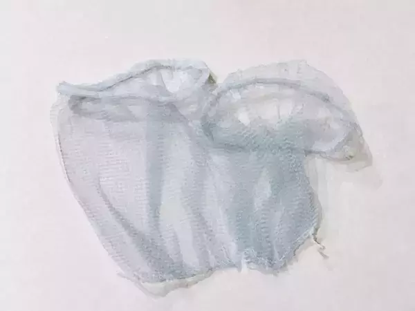 汚れた靴下を水切りネット『1枚』に入れて…　揉み洗いで思わぬ大活躍！【使い道4選】