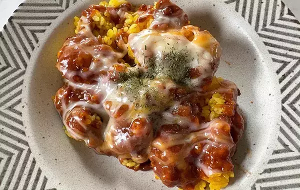 炊き上がったご飯に『1袋』をぶっかけて…手間をかけていないのに「店で食べるやつ」