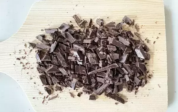 8枚に切ったチーズの上にのせたのは？　簡単おやつに「甘じょっぱい味がたまらん」「ずっと食べられる」