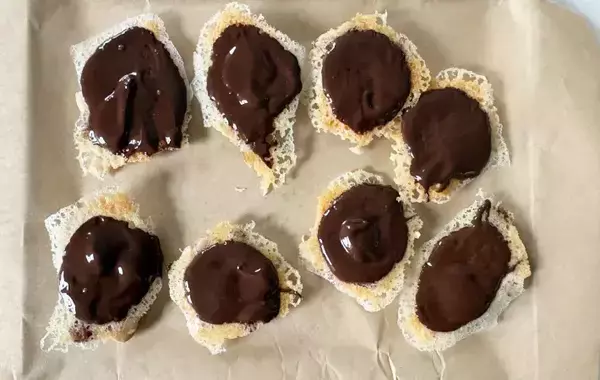 8枚に切ったチーズの上にのせたのは？　簡単おやつに「甘じょっぱい味がたまらん」「ずっと食べられる」
