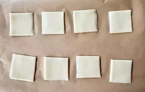 8枚に切ったチーズの上にのせたのは？　簡単おやつに「甘じょっぱい味がたまらん」「ずっと食べられる」